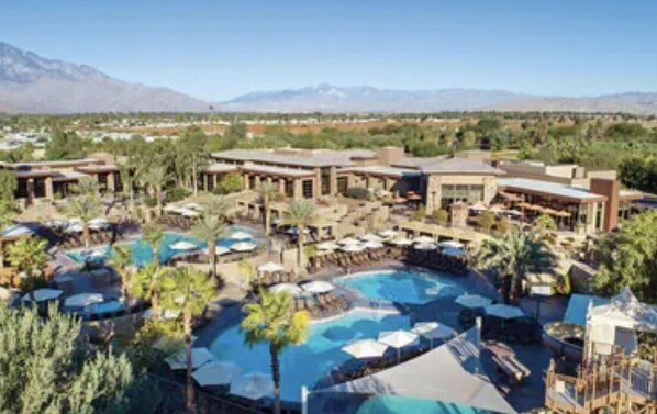 Outdoor pool - Price reduced! Coachella Fest 1st weekend 2 Bedroom Villa!!
Sleeps 8 (Palm Desert)