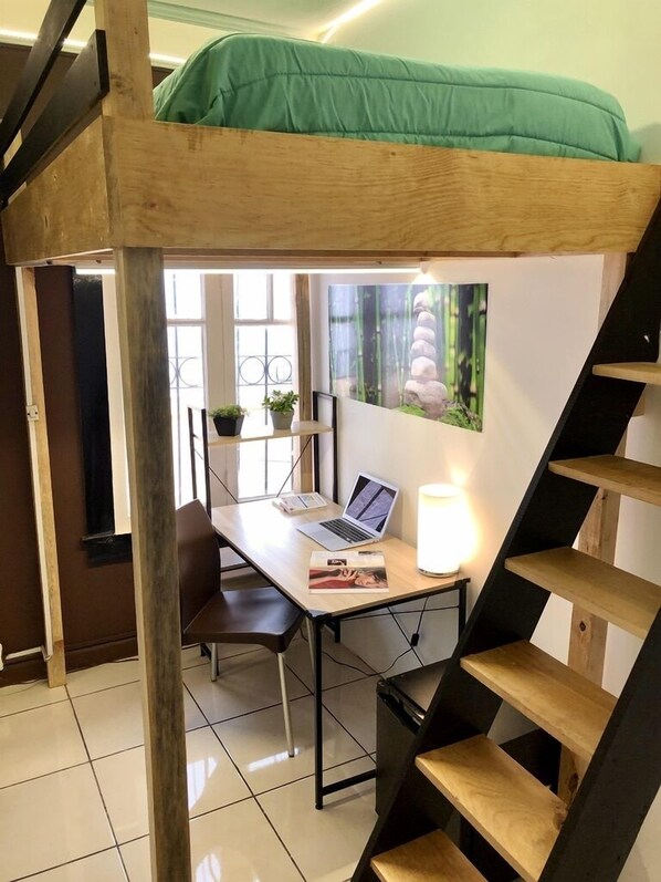 Chambre Simple | Couette en duvet d'oie, Wi-Fi gratuit, draps fournis