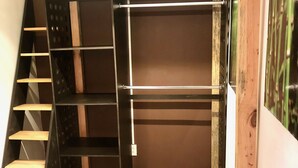 Un espai d'emmagatzematge amb prestatges i una escala.