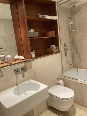 مجففات شعر، مناشف، صابون، ورق حمّام