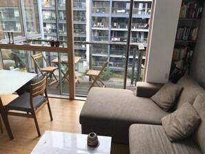 Living area - Canal view loft in Haggerston (London)