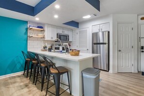 Mikrobølgeovn, ovn, kokeplater og oppvaskmaskin