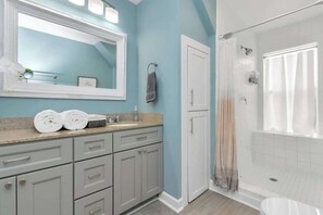 Shower, hair dryer - HOT TUB! + Close to Downtown & Med Center (Houston)