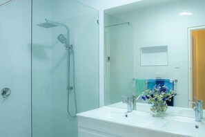 Haartrockner, Handtücher, Seife, Toilettenpapier