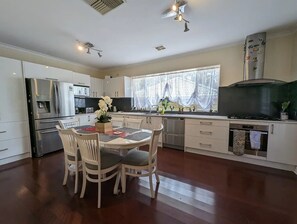 雪櫃、微波爐、焗爐、爐具