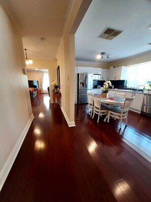 Dining - Home with easy access to CBD: Magill (Magill)