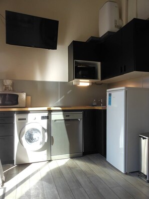 Fridge, microwave, dishwasher, cookware/dishes/utensils - APT 2 ROOMS MEZZANINE 28M2 + TERRASSE 10M2 REF 4038 (MARSEILLAN PLAGE)