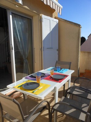 Outdoor dining - APT 2 ROOMS MEZZANINE 28M2 + TERRASSE 10M2 REF 4038 (MARSEILLAN PLAGE)