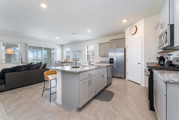 Frigorifero, microonde, forno, piano cottura