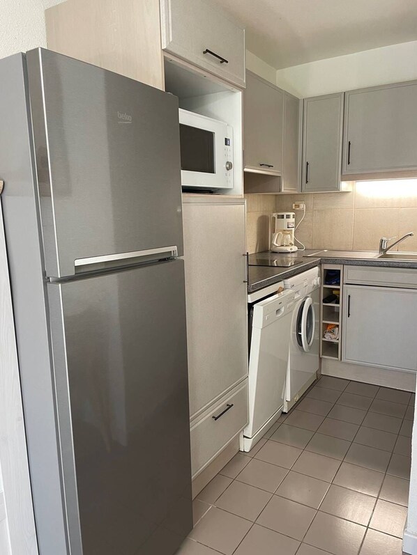 Kühlschrank, Mikrowelle, Geschirrspüler, Kochgeschirr/Geschirr/Besteck