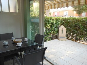 Outdoor dining - APT 3 ROOMS 37m2 + TERRASSE 11m2 REF 4055 (MARSEILLAN PLAGE)