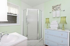 Douche, sèche-cheveux, serviettes fournies, savon