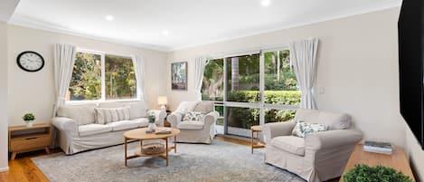 Familiehus, 3 soverom, ikke-røyk, hageutsikt | Oppholdsområde | En 65-centimeters smart-TV med digitale kanaler samt TV og Netflix