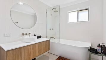 Family House, 3 Bedrooms, Non Smoking, Garden View | Bathroom | Combined shower/bathtub, deep-soaking bathtub, hair dryer, towels