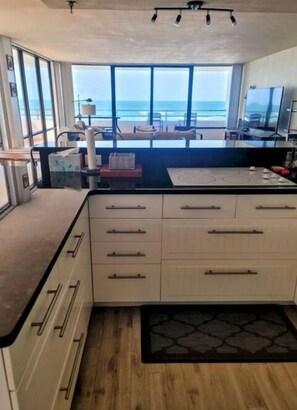 Geladeira, micro-ondas, fogão, cooktop