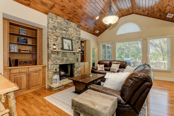 Televisio, takka, videopelejä, pöytäjalkapallopöytä