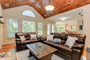 Televisio, takka, videopelejä, pöytäjalkapallopöytä