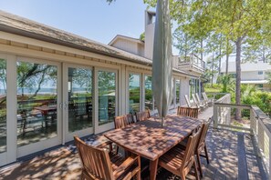 Outdoor dining - Luxury Oceanfront Home w/ Pool, Spa, Outdoor Kitchen, & Bar (Hilton Head Island)