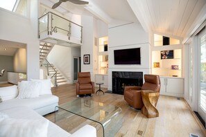 Smart TV, fireplace