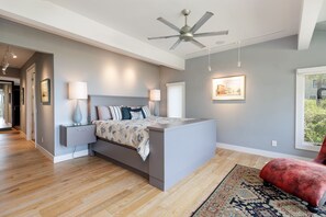 4 bedrooms, desk, free WiFi, bed sheets