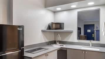 Standard Room, 1 King Bed, Non Smoking, Kitchenette | Desk, laptop workspace, bed sheets