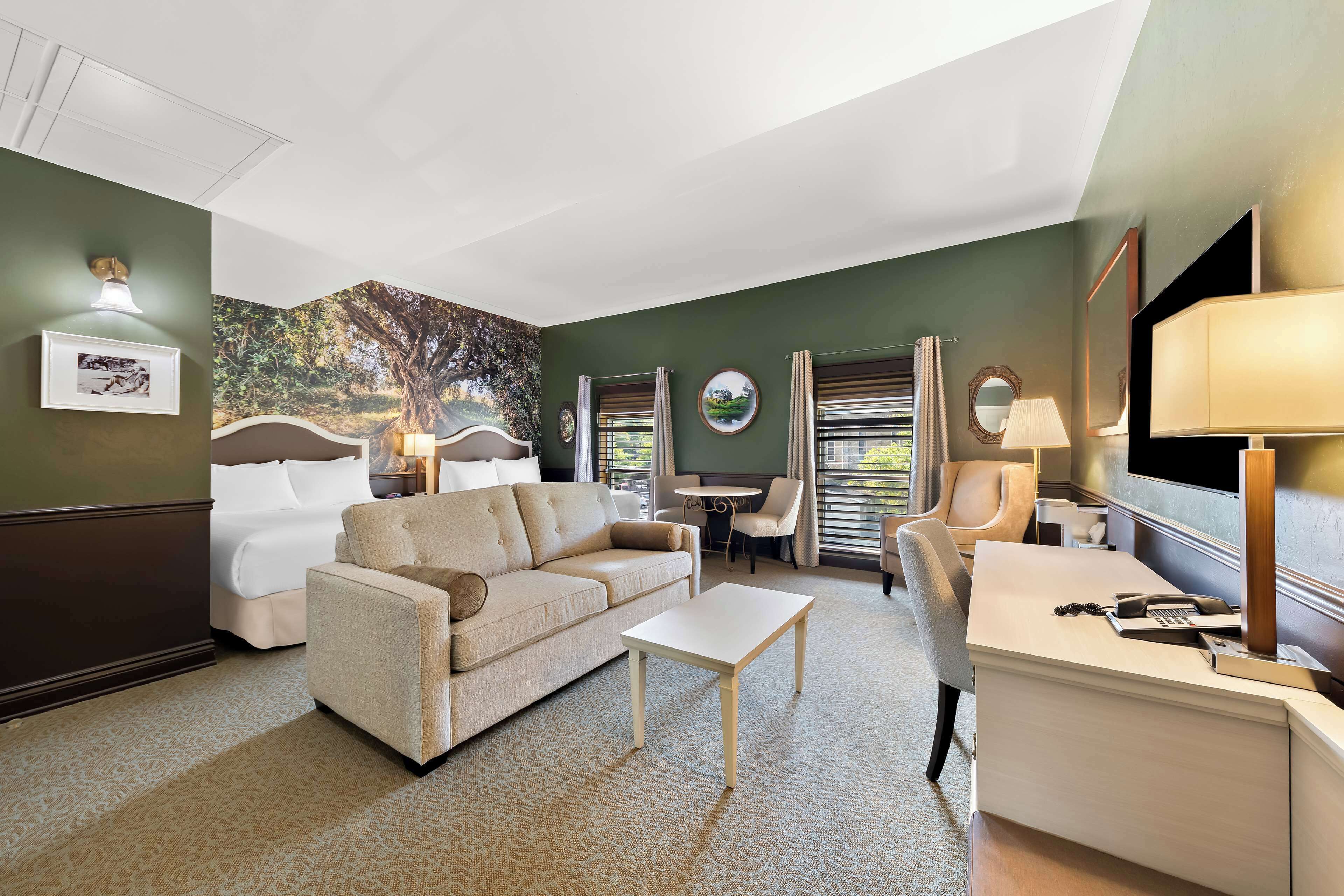 Suite, 2 letti queen, non fumatori | Una scrivania, tende oscuranti, ferro/asse da stiro, lenzuola