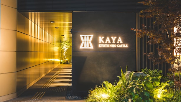 La entrada de un edificio con un cartel que dice 'KAYA KYOTO NISHI CASTLE'.