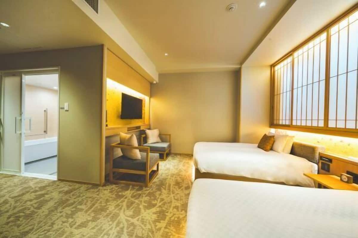 Premium bedding, minibar, in-room safe, soundproofing