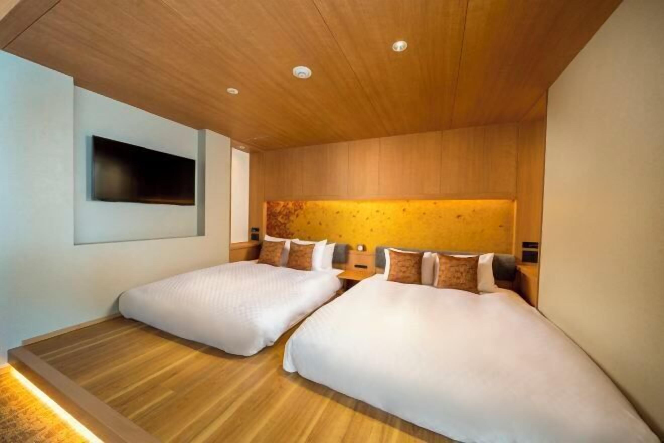 Ylelliset vuodevaatteet, minibaari, tallelokero huoneessa, äänieristys