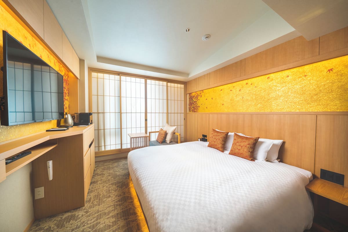 Kamar Superior (Superior King) | Seprai premium, minibar, brankas, dan kedap suara