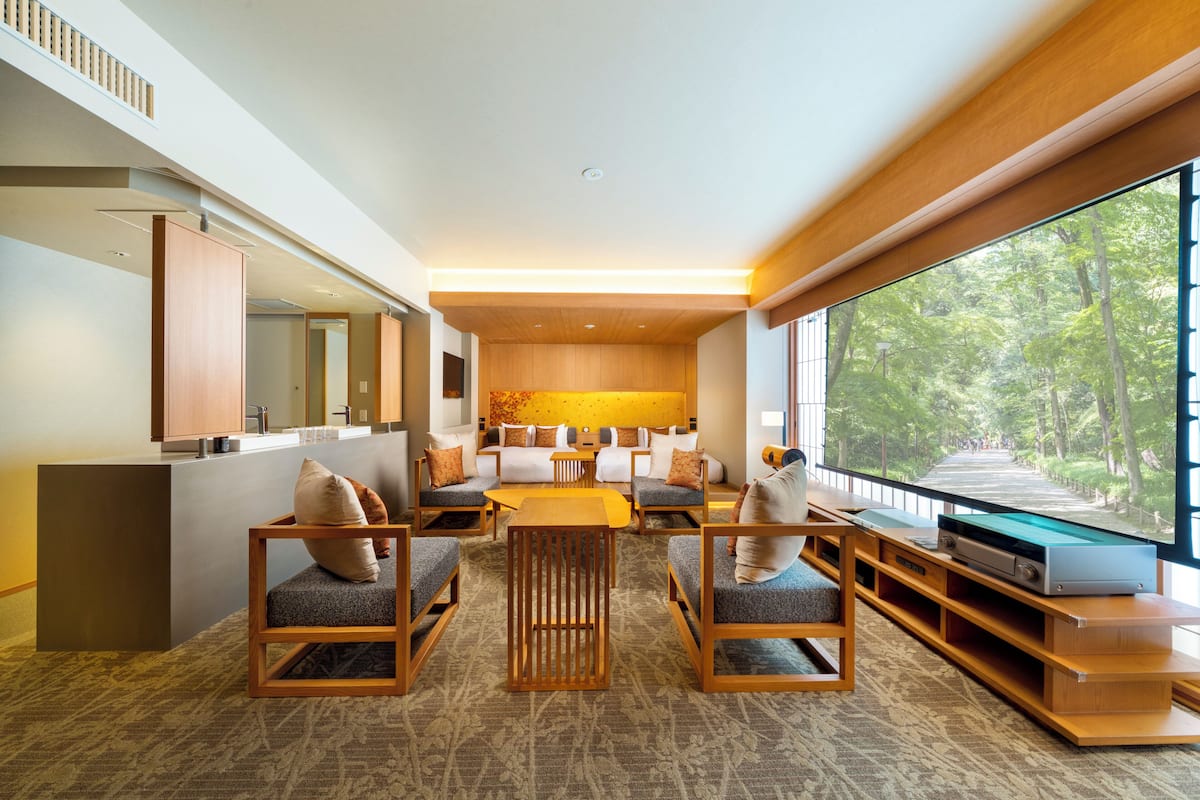 Kamar Khas, Bebas Asap Rokok (Theater Signature Suite) | Seprai premium, minibar, brankas, dan kedap suara