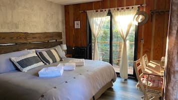 Design Triple Room | Individually decorated, iron/ironing board, free WiFi, bed sheets