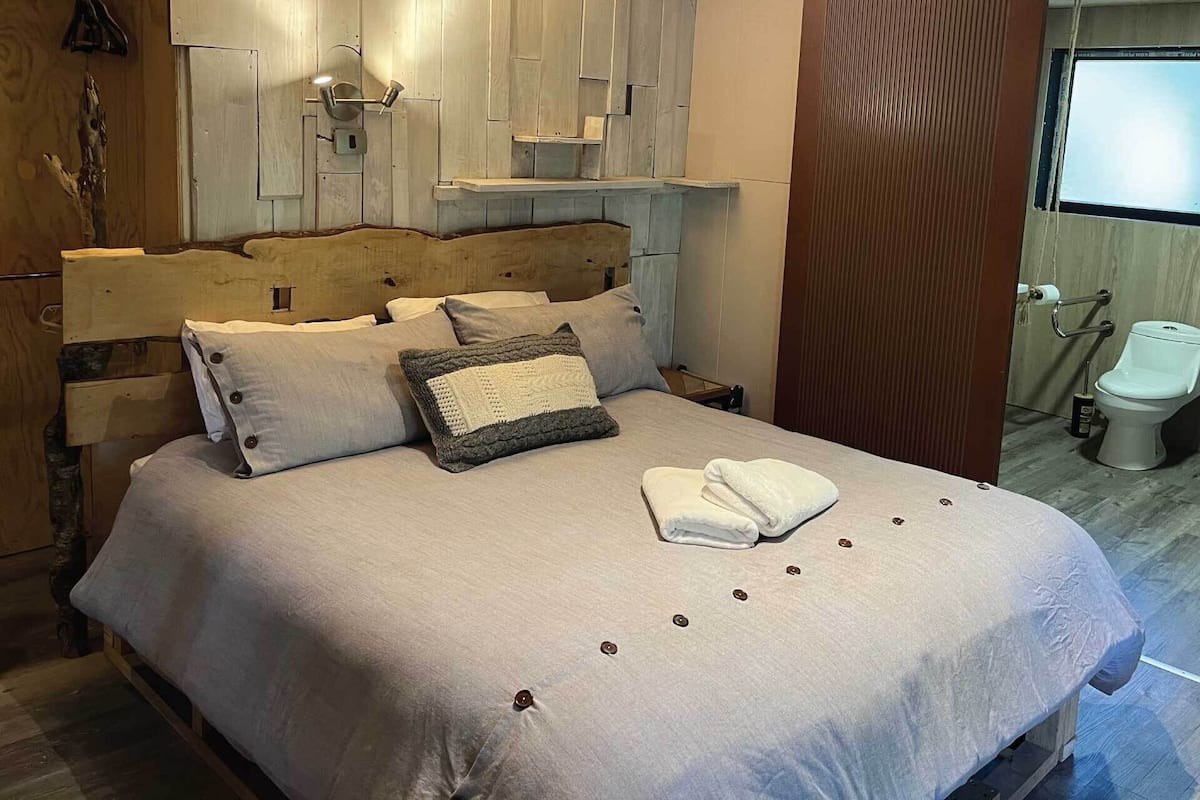 Phòng Deluxe | Trang trí khác biệt, bàn ủi/dụng cụ ủi quần áo