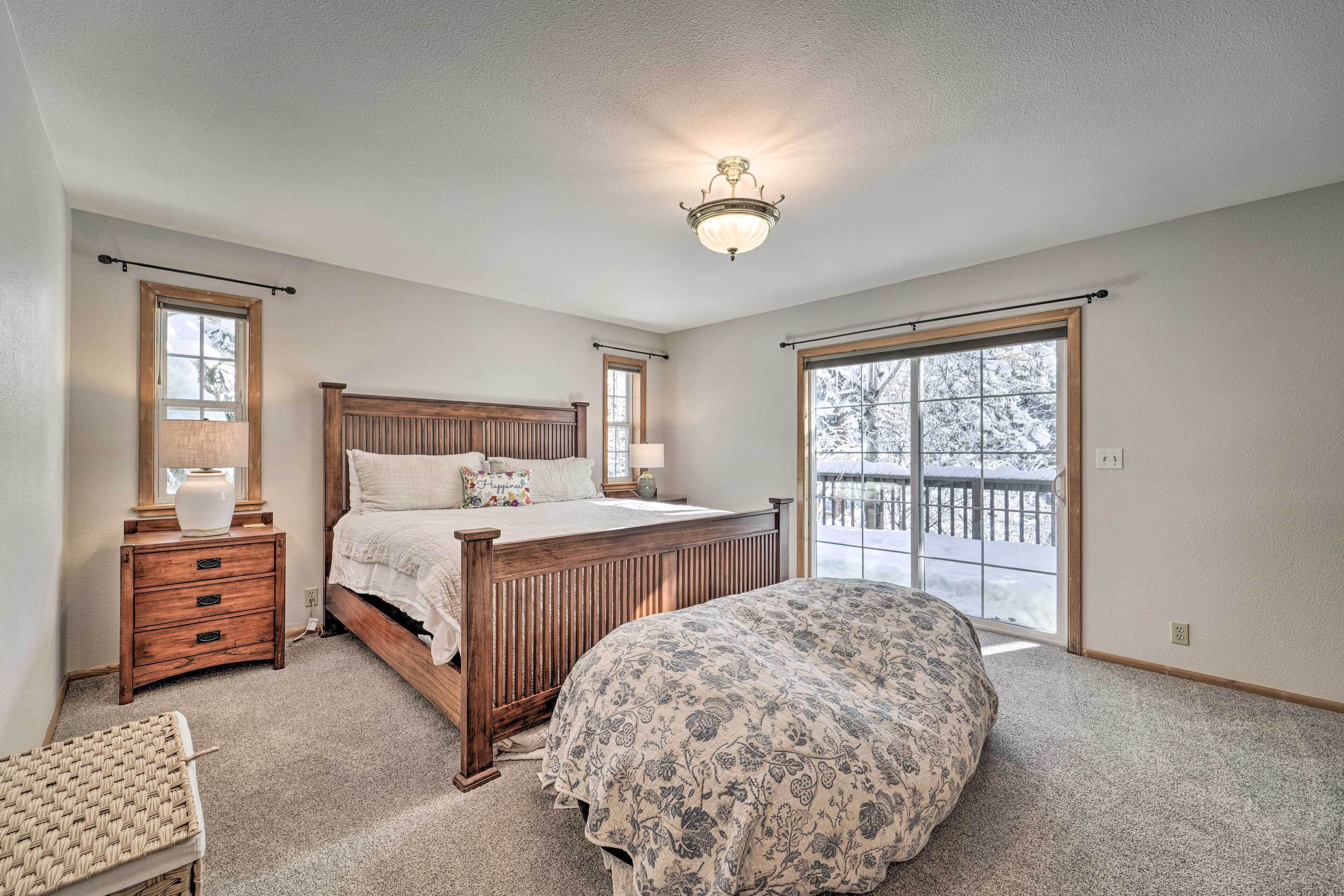3 bedrooms, desk, internet, bed sheets