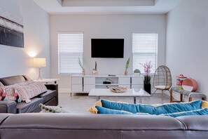 TV - 198KB: 4 bed Balmoral Resort perfect for the family (Haines City)