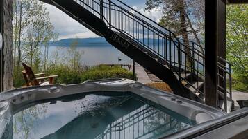 Bañera de hidromasaje al aire libre