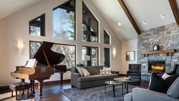 Una televisión, una chimenea