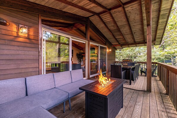 Outdoor dining - Chasing Birdies- Fully renovated, Beech Mountain Club access! (Beech Mountain)