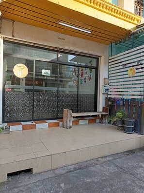 Front of property - SenDee Hostel (Phitsanulok)
