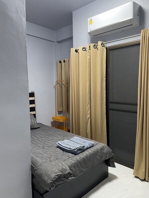 Hypo-allergenic bedding, individually decorated, desk, laptop workspace - SenDee Hostel (Phitsanulok)