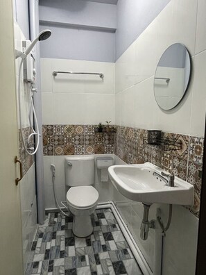 Ducha, artículos de tocador gratuitos, toallas, jabón