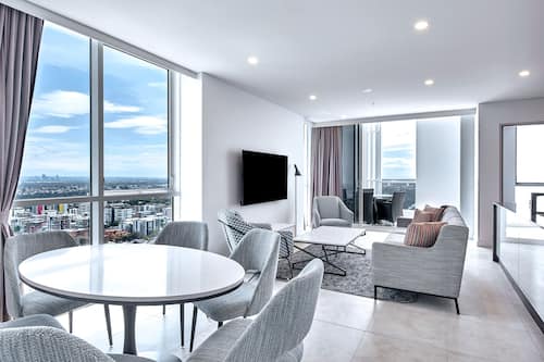 Suite, 3 Schlafzimmer, Balkon | Wohnbereich | 58-cm-Smart-TV mit Digitalempfang, Fernseher, Streaming-Dienste