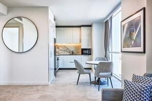 1 Bedroom Sky Balcony Suite | Premium bedding, in-room safe, iron/ironing board, cribs/infant beds - Meriton Suites Liverpool (Liverpool)