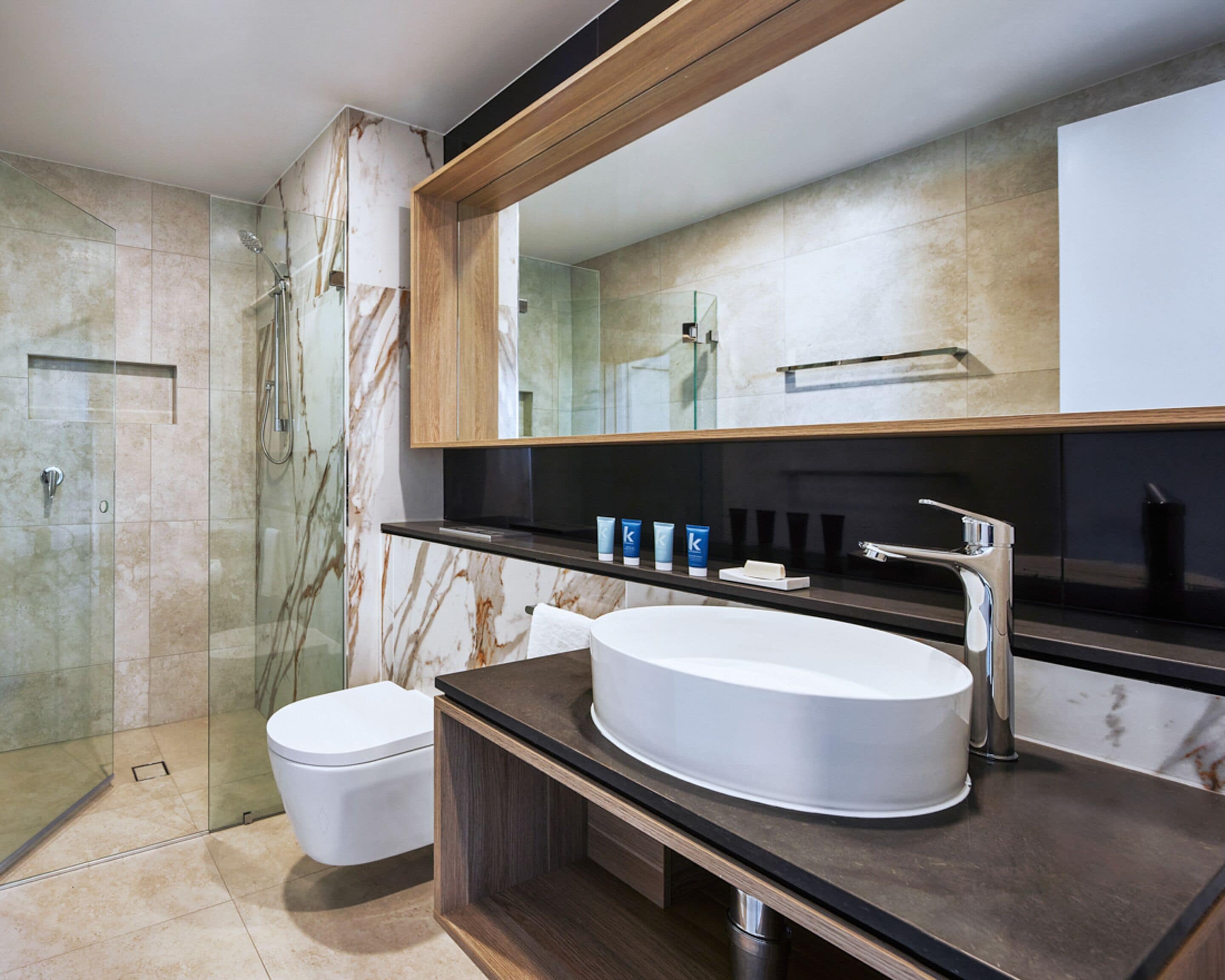 Phòng Suite, 1 phòng ngủ, ban công (Sky) | Phòng tắm | Buồng tắm vòi sen, đồ dùng nhà tắm miễn phí, máy sấy tóc, khăn tắm 