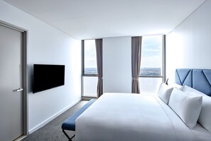 3 Bedroom Balcony Suite | Premium bedding, in-room safe, iron/ironing board, cribs/infant beds - Meriton Suites Liverpool (Liverpool)