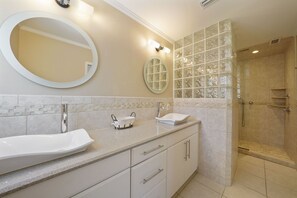 Shower, towels - Coastal Soul - Secluded Lakefront Home with Private Pool Area & Golf Cart (Miramar Beach)