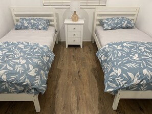 4 bedrooms, iron/ironing board, WiFi, bed sheets - Beachy family home with just a walk to the beach or a 5 minute drive into Noosa. (Sunrise Beach)