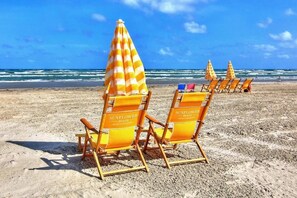 On the beach - Resort Pools, Golf Cart Boardwalk to Beach, Pet Friendly (Port Aransas)