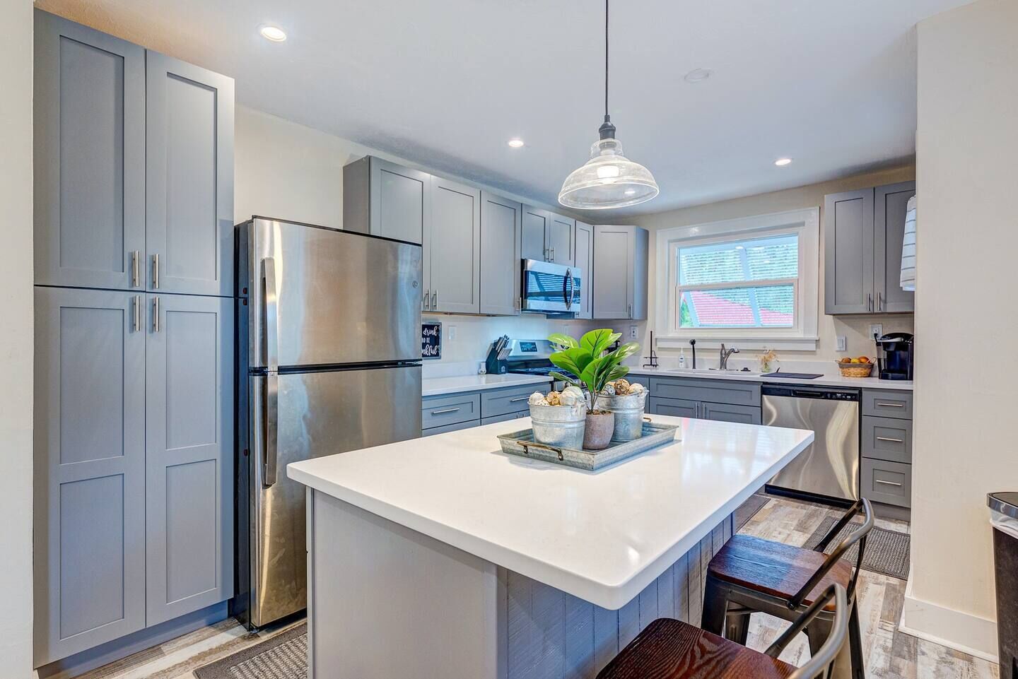 Réfrigérateur, four à micro-ondes, un four, surface de cuisson