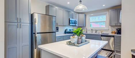 Réfrigérateur, four à micro-ondes, un four, surface de cuisson